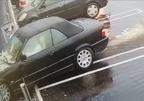 VIDEO | O șoferiță cu BMW a intrat prin geamul unui supermarket, când ieșea din parcare, la Brad, în Hunedoara