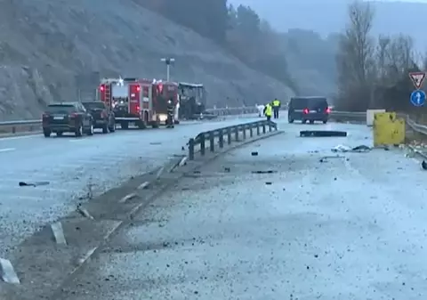 Primele imagini cu autocarul ars în care au murit cel puțin 45 de oameni, în Bulgaria: „Oamenii sunt înghesuiți acolo, carbonizați”