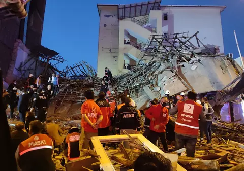 O clădire comercială s-a prăbușit într-un oraș din estul Turciei. Mai multe persoane, prinse sub dărâmături