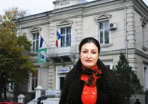 Ancheta în cazul profesoarei antivacciniste din Botoșani bate pasul pe loc. Se ia în calcul și sancționarea elevului care a filmat