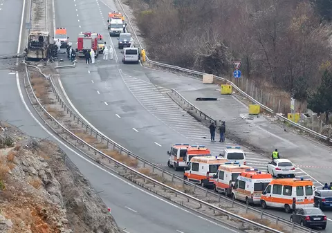 Primele concluzii ale anchetatorilor, după tragedia din Bulgaria: bidoane de motorină, un cauciuc explodat, marcaje șterse