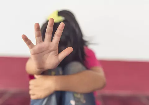 Cazul tinerilor care au violat, timp de 3 ani, mai multe copile „fiindcă merită”. Judecători: „În lipsa educației sexuale, au copiat din filme porno”