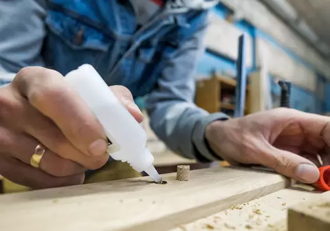 Cum cureți super glue de pe mâini