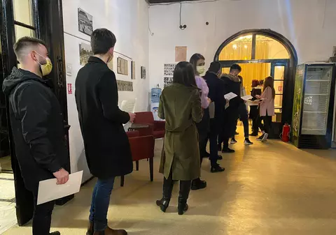 Exodul din PNL continuă: Zeci de tineri liberali au stat la coadă să își depună demisiile