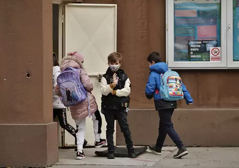 În peste 1.100 de grădinițe și școli niciun angajat nu este vaccinat. Rata vaccinării în toate unitățile din țară