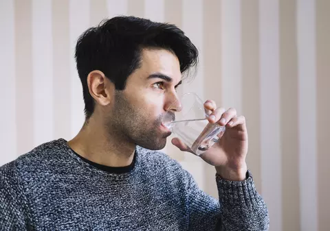 Există „prea multe drumuri” la dozatorul de apă? Ce recomandă specialiștii privind consumul zilnic