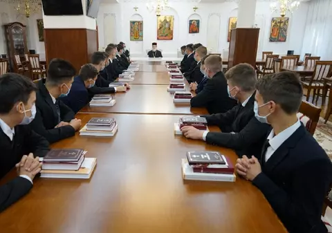 Preoții care consideră vaccinarea „un act firesc în clipele pe care le trăim”. Trei directori spun cum seminariile lor au ajuns fruntașe la imunizare