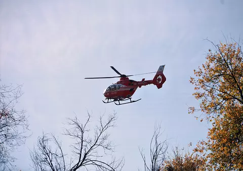 Tânăr de 23 de ani din Vaslui, în stare gravă după ce și-a tăiat gâtul cu o drujbă. Victima, preluată de un elicopter SMURD din pădure