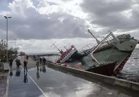 Șase morți și zeci de răniți, în Turcia, în urma furtunii puternice care a lovit Istanbulul