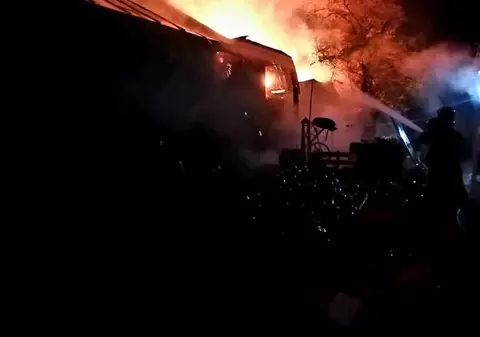 Bătrân de 84 de ani, salvat dintr-un incendiu violent, după apelul unui trecător. Pompierii l-au găsit dormind