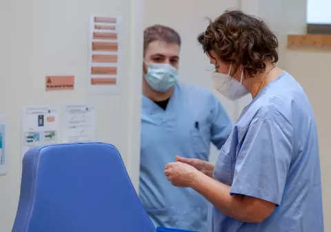 Medic belgian, suspectat că a vaccinat fictiv 2.000 de oameni. Ce pățesc beneficiarii de certificate false