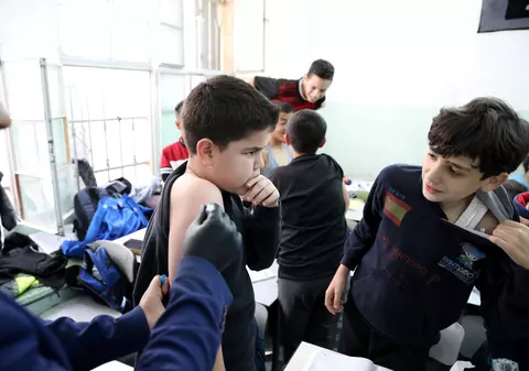 OMS: Vaccinurile ar trebui oferite cu prioritate țărilor sărace înaintea imunizării copiilor