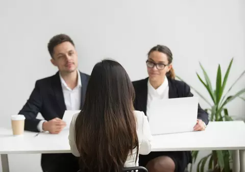 Cum să arăți impecabil la un interviu de angajare într-o rochie deosebită de la Resense