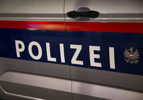 Un român din Austria a spart roțile a 91 de mașini din cartierul său. Acesta le-a spus polițiștilor că îl deranjează zgomotul făcut de vecini