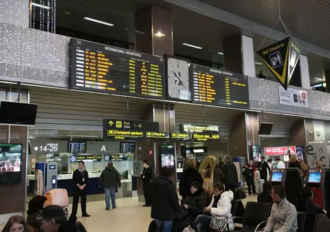 Aproape o treime din zborurile programate în luna iunie, afectate de anularea sau modificarea orarului de zbor