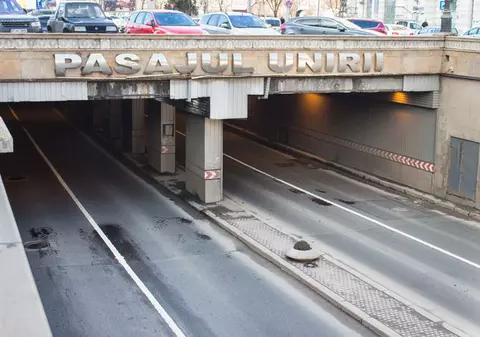 Un motociclist a murit, după ce a lovit stâlpii care delimitează cele două sensuri din Pasajul Unirii din București
