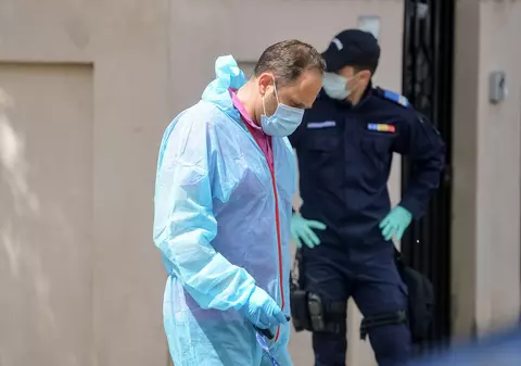 Un bărbat din Roman și-a înjunghiat soția și cele două fetițe gemene de două luni. Una dintre copile a murit pe loc