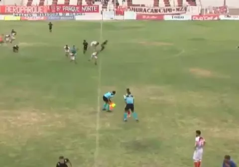 Un antrenor a fost împușcat în timpul unui meci de fotbal din Argentina