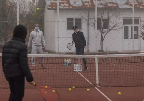 REPORTAJ. Copiii cu autism nu joacă tenis pe puncte, ci pe frânturi de atenție și fericire. „Fiecare minge peste fileu e wow”