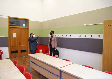 Doi ingineri au creat sala de clasă cu cel mai curat aer din București. „Am aruncat fumigene să vedem cum se răspândește aerul”