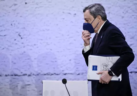 „Trăim într-un regim totalitarian”. De ce atacă un grup de profesori italieni politica strictă de vaccinare impusă de premierul Draghi