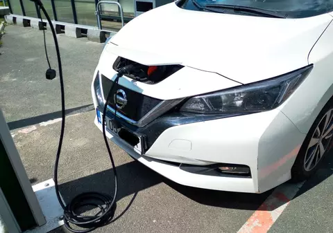 Mașinile electrice în 2021. Unde se pot încărca și cât costă un „plin”?