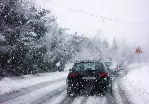 Cum conduci în siguranță pe un drum cu zăpadă. 10 sfaturi pentru șoferi