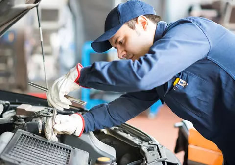 Joburi care necesită condiție fizică bună. Criză de mecanici auto în România