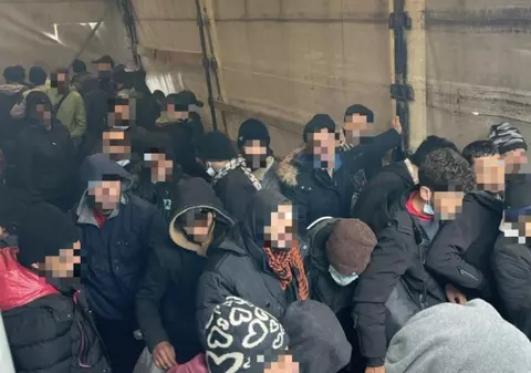 Aproape 100 de migranți ilegali, descoperiți într-un camion românesc, în Ungaria