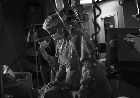 Fotograful din spatele celei mai noi campanii provaccinare: „Am văzut un pacient de vârsta mea. Era intubat. Am înghețat”