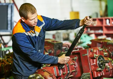 Joburile din industrie cu cele mai mari și cele mai mici salarii. Peste 4.000 de oferte de muncă în acest domeniu