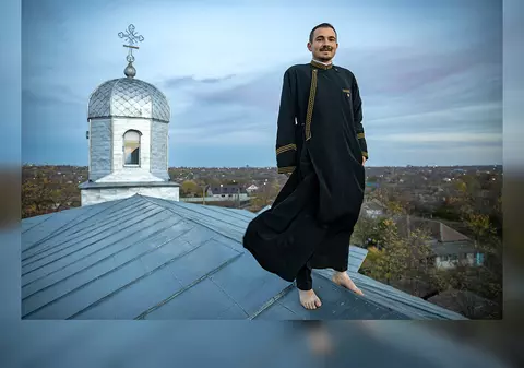 Fața nevăzută a Bisericii Ortodoxe Române. Preotul care munceşte ca salahor pentru a repara casa unei fete de 8 ani