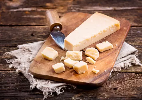 Parmezan - ce este și cum arată. Cum să îl folosești în rețete