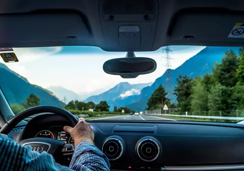 Cum te pregătesti de o călătorie cu mașina în 5 pași