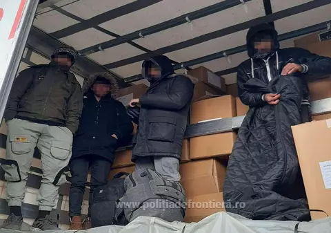 Zece cetăţeni din Afganistan care au încercat să treacă ilegal graniţa, în automarfare, opriți de polițiștii de frontieră