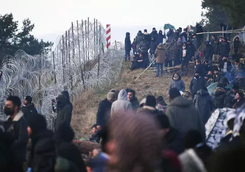 Mii de migranți în Belarus, la granița poloneză. Varșovia așteaptă un incident armat, UE și SUA îl atacă pe Lukașenko