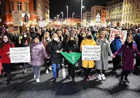 „Mi-e frică să trăiesc în Polonia”: polonezii vor schimbarea legii antiavort, după moartea unei tinere însărcinate în spital