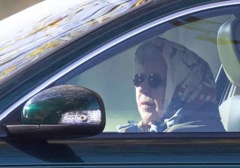 Regina Elisabeta a II-a a Marii Britanii, surprinsă la volan, după ce medicii i-au recomandat două săptămâni de odihnă