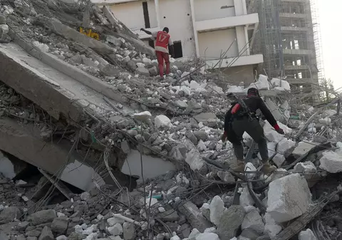 Un bloc de 21 de etaje aflat în construcție s-a prăbușit în Lagos, Nigeria. Peste 100 de muncitori, prinși sub dărâmături