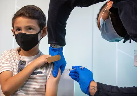 De ce copiii primesc doze mai mici de vaccin anti-COVID decât adulții. Explicațiile experților americani