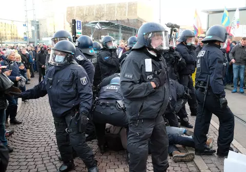 Cel puțin 24 de arestări la Leipzig, după ce manifestanții contra restricțiilor au încercat să rupă cordonul poliției