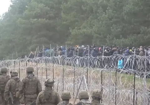 „Incident major". Polonia acuză Belarusul că a adus sute de migranți la graniță și că încearcă forțarea frontierei UE