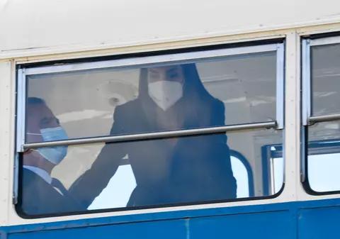 Regii Spaniei, călătorie cu autobuzul prin Madrid