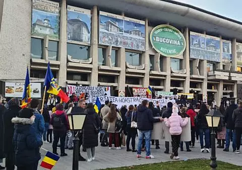 Proteste în București și Suceava împotriva vaccinării și a certificatului verde. Liderul AUR George Simion, îndemnuri la ieșit în stradă