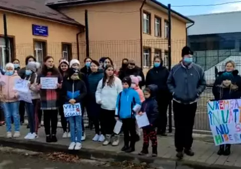Noi proteste la şcolile din judeţul Suceava, faţă de condiţia vaccinării: "Vrem să învățăm, nu să hibernăm!"