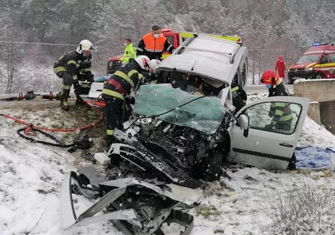 Două femei au murit, sunt doi răniți, la Rășinari, în Sibiu. O mașină a intrat într-un autocar