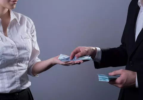 Româncă iertată de neamțul pe care l-a păcălit cu aproape 100.000 de euro. Ce povești spunea tânăra