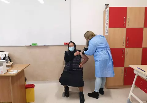 SONDAJ INSCOP. Aproape 37% dintre românii nevaccinați spun că vor să se imunizeze. Câți nu cred că se poate muri de COVID