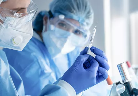 BioNTech a început să lucreze la un vaccin adaptat pentru varianta Omicron