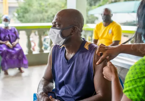 Avertismentul unui specialist OMS: Omicron nu e o surpriză când țările bogate nu împart vaccinurile cu cele sărace